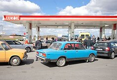 &Scaron;imtai, per brangiais degalais pasipiktinusių vairuotojojų, &scaron;e&scaron;tadienį įvairiuose Lietuvos miestuose savo automobiliais užkim&scaron;o degalines. 