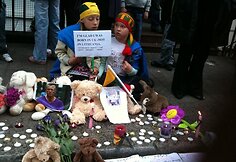 Londone surengta lietuvių protesto akcija Kedžiams palaikyti.