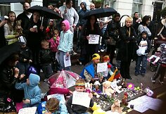 Londone surengta lietuvių protesto akcija Kedžiams palaikyti.
