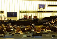 Vilniaus P.Vilei&scaron;io mokyklos atstovas pristatė susirinkusiems &bdquo;Euroscola&ldquo; dalyviams savo &scaron;alį ir atstovaujamą mokyklą. 