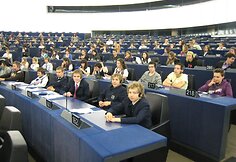 Moksleiviai turėjo galimybę užimti europarlamentarų vietas.