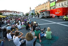 Vilniaus Rotu&scaron;ės aik&scaron;tėje vilniečiai ir miesto svečiai &scaron;e&scaron;tadienį stebėjo rungtynes tarp Vokietijos ir Urugvajaus.