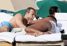 Saldžioji porelė ilsisi paplūdimy.