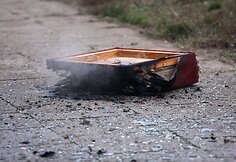 Apdegę baldai mėtosi ant &scaron;aligatvio.