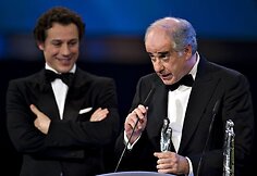 Italų aktorius Toni Servillo Garrone sako padėkos kalbą.