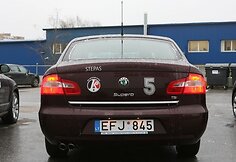 Automobilis laukia ir Stepo.