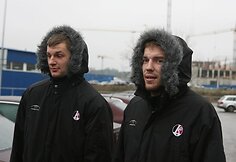 Trečiadienio rytą krepšininkai Artūras Jomantas ir Martynas Gecevičius atvyko atsiimti naujųjų automobilių raktelių.