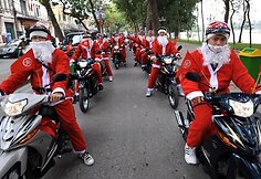 Vienos Hanojaus (Vietnamas) kompanijos darbuotojai Kalėdų proga persirengia Kalėdų Senelio kostiumais ir motoroleriais vėžinasi po miestą. Vietname Kalėdas švenčia mažiausiai šeši milijonai tikinčiųjų.