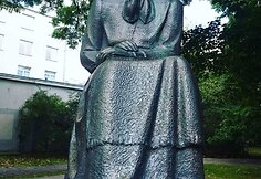 Hasmik Barseghyan Varnaitienė įvairiose Lietuvos vietose palieka po knygą-staigmeną.