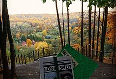 Hasmik Barseghyan Varnaitienė įvairiose Lietuvos vietose palieka po knygą-staigmeną.