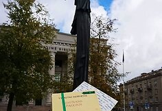 Hasmik Barseghyan Varnaitienė įvairiose Lietuvos vietose palieka po knygą-staigmeną.