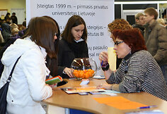 Mugėje dėstytojai pataria ir konsultuoja, kokių žinių reikia norint mokytis vienoje ar kitoje auk&scaron;tojoje mokykloje, supažindina su priėmimo tvarka. 2009-01-24.