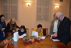 J.Dringelio knygos pristatyme bibliotekininkės dalija autografus.