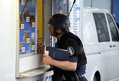 Suomijos pietuose naktį ginkluotas a&scaron;tuoniolikmetis nužudė du ir sužeidė septynis žmones.