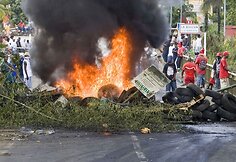 Prancūzijai priklausančioje Karibų jūros saloje Gvadelupoje, kurioje gyventojai vis audringiau piktinasi kylančiomis kainomis, kilo riaušės. 2009-02-18