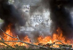 Prancūzijai priklausančioje Karibų jūros saloje Gvadelupoje, kurioje gyventojai vis audringiau piktinasi kylančiomis kainomis, kilo riaušės. 2009-02-18