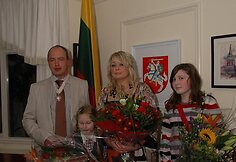 A.&Scaron;idlauskas su žmona Ingrida bei dukromis Ema ir Inesa