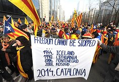  Per Briuselį &scaron;e&scaron;tadienį žygiavo minia, kurioje buvo apie 2900 žmonių, kad pademonstruotų savo pritarimą Katalonijos siekiui tapti nepriklausoma nuo Ispanijos valstybe ir atkreiptų į tai tarptautinį dėmesį.