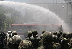 Protestuotojai degina autobusus ir įspėja, kad, kareiviams prisiartinus, demonstrantai ketina padegti ir daugiau transporto.