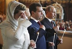 Dmitrijus ir Svetlana Medvedevai ir Vladimiras Putinas dayvavo velykinėse pamaldose Maskvos ortodoksų bažnyčioje.