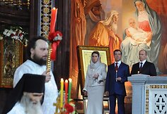 Rusijos prezidentas Dimitrijus Medvedevas (viduryje), jo žmona (kairėje) ir Vladimiras Putinas (dešinėje) dalyvavo velykinėse pamaldose Maskvos ortodoksų bažnyčioje.