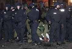 Berlyne ir Hamburge penktadienį paryčiais įvyko susirėmimai su Tarptautinės darbo dienos demonstrantais.