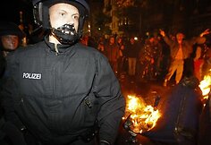 Berlyne ir Hamburge penktadienį paryčiais įvyko susirėmimai su Tarptautinės darbo dienos demonstrantais.