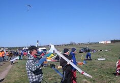 Plačioje pievoje už Palunkio aerodromo (Trakų raj.) vyksta tarptautinės aviamodeliuotojų varžybos BALTIC CUP 2009.