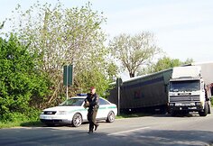 Vilkikas „Scania“ išsukinėdamas iš Pabradės gatvės neišsiteko kelyje.