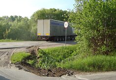 Išsiropšti iš griovio padėjo kita sunkiasvorė mašina, kuri prikabinusi vilkiką jį ištraukė.