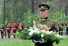 Pirmadienį Aukštuosiuose Paneriuose Vilniuje paminėtos Lietuvos vietinės rinktinės karių savanorių sušaudymo 65-osios metinės.