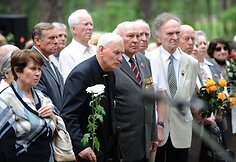 Pirmadienį Aukštuosiuose Paneriuose Vilniuje paminėtos Lietuvos vietinės rinktinės karių savanorių sušaudymo 65-osios metinės.