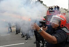 Šeštadienį Malaizijoje policija išvaikė masinę protesto akciją, į kurią buvo susirinkę 10 tūkst. žmonių.