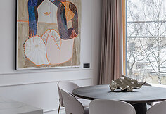 Pro plačius i&scaron;skirtinio buto, kuriam Kristina Pundė kūrė interjero dizainą, langus atsiveria kvapą gniaužianti senamiesčio panorama.