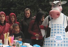 Šeštadienį, rugpjūčio 29 d., Kauno zoologijos sode vykusioje pieno šventėje 137 vaikučiai vienu metu gėrė UAT pieną.