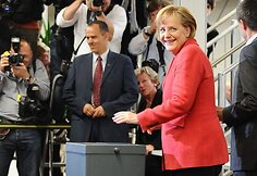Vokiečiai sekmadienį balsuoja visuotiniuose rinkimuose, per kuriuos Angela Merkel tikriausiai laimės antrą mandatą vadovauti pasaulinės recesijos paveiktai ir dėl savo vaidmens Afganistane nesutariančiai šaliai.