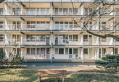 Pastato fasadas po renovacijos balkonais. 