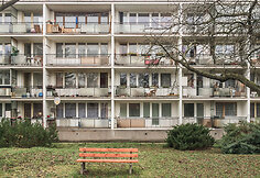 Pastato fasadas prie&scaron; renovaciją balkonais. 