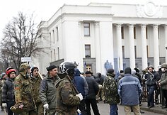 Protestuotojai prie parlamento pastato