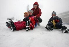 Antradienį &Scaron;iaurės Vokietiją, &Scaron;veicariją, Lenkiją ir Rusiją užklojo pirmasis sniegas. Lenkijoje sniego storis vietomis siekė iki 40 centimetrų. &Scaron;veicarijoje ir Vokietijoje trumpam buvo sutrikdytas eismas kalnų keliais.