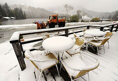 Antradienį &Scaron;iaurės Vokietiją, &Scaron;veicariją, Lenkiją ir Rusiją užklojo pirmasis sniegas. Lenkijoje sniego storis vietomis siekė iki 40 centimetrų. &Scaron;veicarijoje ir Vokietijoje trumpam buvo sutrikdytas eismas kalnų keliais.