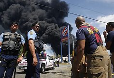 Po sprogimo naftos perdirbimo fabrike Puerto Riko ugniagesiai antrą dieną kovoja su gunimi.