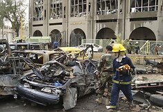 Irako sostinės centre prie dviejų vyriausybinių pastatų sekmadienį sprogo dviejų mirtininkų automobiliai.