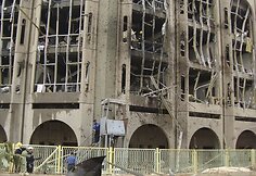 Irako sostinės centre prie dviejų vyriausybinių pastatų sekmadienį sprogo dviejų mirtininkų automobiliai.