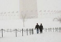 Rytinėje Amerikos pakrantėje, siaučiant sniego audroms, vietomis iškrito iki 40 cm sniego, nutrauktas elektros energijos tiekimas, paralyžiuotas eismas.