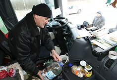 Lietuvos vežėjų asociacijos „Linava“ duomenimis, sekmadienio rytą Terechovo pasienio poste laukė apie 1300 vilkikų, dar maždaug 600 vilkikų stovi Grebnevo pasienio poste.