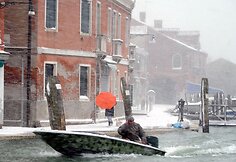 Sniegas užklojo savo kanalais garsėjančią Veneciją.