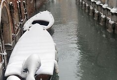 Sniegas užklojo savo kanalais garsėjančią Veneciją.