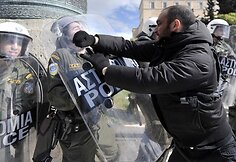 Demonstracija Graikijos sostinėje, Atėnuose, virto riaušėmis.