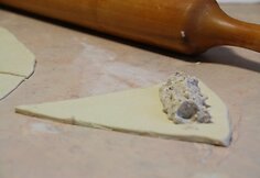 Ant kiekvienos dalies platesnės vietos dėkite po vieną šaukštą „Riccotos“–riešutų kremo.